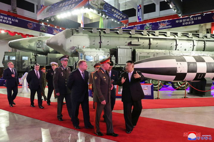Pemimpin Korea Utara Kim Jong Un memamerkan persenjataan canggih kepada Menteri Pertahanan Rusia Sergei Shoigu, yang digelar pada pameran persenjataan Korea Utara terbaru dan tercanggih, Kamis, 27 Juli 2023.