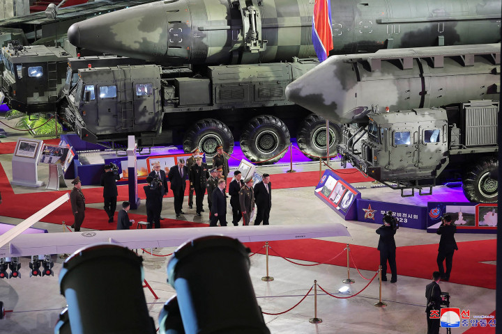 Kim dan Shoigu mengunjungi 'Weapons and Equipment Exhibition 2023', kata Kantor Berita Pusat Korea resmi, menunjukkan foto-foto yang menampilkan rudal balistik antarbenua terbesar Korea Utara, Hwasong-17, dan ICBM berbahan bakar padat Hwasong-18.