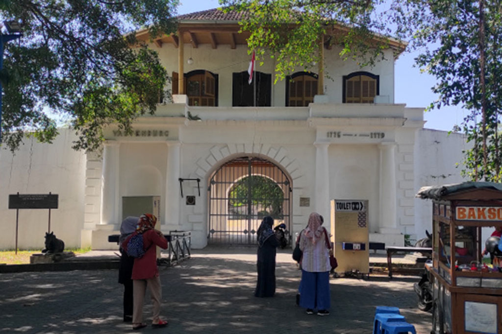 Benteng kuno Vastenberg di Solo menjadi salah satu yang disita. Ada lima papan pengumuman penyitaan aset dan bangunan di Benteng Vastenburg. Lima papan itu, yakni di sisi kanan dan kiri bangunan masing-masing empat papan dan satu lagi di pintu masuk belakang benteng.