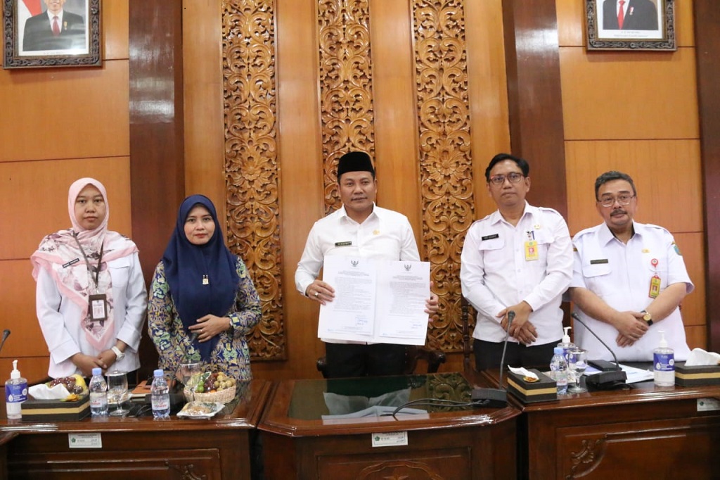 Wakil Bupati Sidoarjo Subandi telah menandatangani berita Acara Dukungan Kepala Daerah dalam rangka Implemantasi SSK Program Percepatan Pembangunan Sanitasi Permukiman Kabupaten Sidoarjo Tahun 2023, Rabu, 26 Juli 2023 kemarin. Penandatangan di ruang Delta Wicaksana Kantor Sekretariat Daerah Kabupaten Sidoarjo tersebut dilakukan di sela-sela audiensi dengan Kelompok Kerja Perumahan dan Kawasan Permukiman Provinsi Jawa Timur.