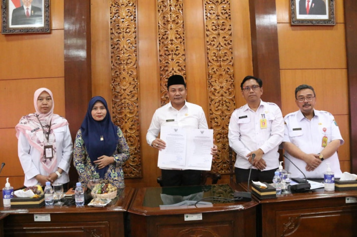 Wakil Bupati Sidoarjo Subandi telah menandatangani berita Acara Dukungan Kepala Daerah dalam rangka Implemantasi SSK Program Percepatan Pembangunan Sanitasi Permukiman Kabupaten Sidoarjo Tahun 2023, Rabu, 26 Juli 2023 kemarin. Penandatangan di ruang Delta Wicaksana Kantor Sekretariat Daerah Kabupaten Sidoarjo tersebut dilakukan di sela-sela audiensi dengan Kelompok Kerja Perumahan dan Kawasan Permukiman Provinsi Jawa Timur.