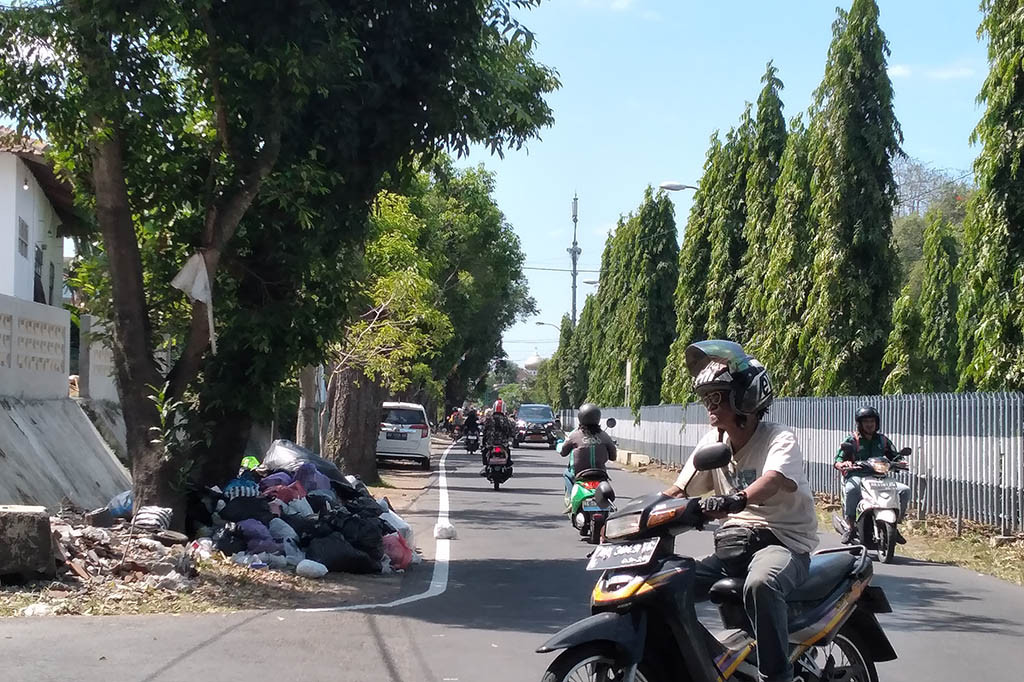 Sampah-sampah terbungkus plastik menumpuk di berbagai di di Kota Yogyakarta dan sekitarnya. Khusus di Kota Yogyakarta, tumpukan sampah jauh lebih banyak.