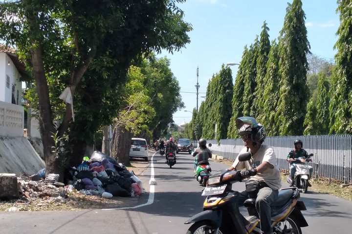 Sampah-sampah terbungkus plastik menumpuk di berbagai di di Kota Yogyakarta dan sekitarnya. Khusus di Kota Yogyakarta, tumpukan sampah jauh lebih banyak.