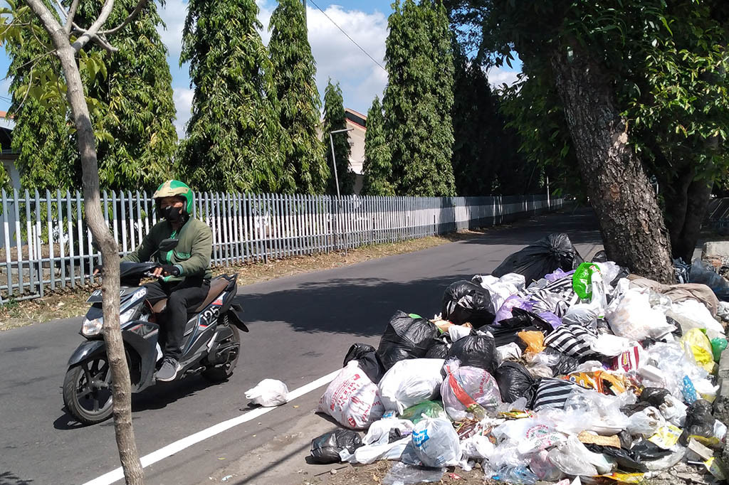 Di Jalan HOS Cokroaminoto juga terdapat tumpukan sampah. Bahkan tumpukan sampah tersebut terdapat di sebuah semak-semak tepi jalan. Tumpukan-tumpukan sampah tersebut imbas dari penutupan Tempat Pembuangan Akhir (TPA) Piyungan di Kabupaten Bantul.
