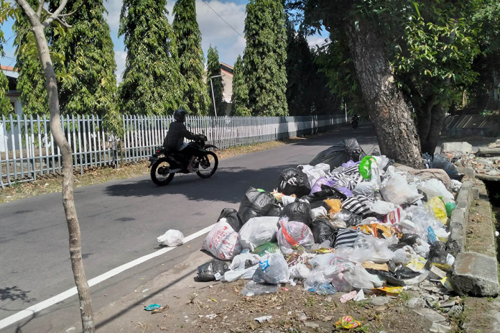 Pantauan Medcom.id di Jalan Kusbini, Kecamatan Godokusuman, Kota Yogyakarta, sampah teronggok di pinggir jalan. Ada dua titik tumpukan sampah di Jalan Kusbini. Selain itu, sampah-sampah juga berjajar di sejumlah tepi jalan rumah di kawasan Kotabaru.