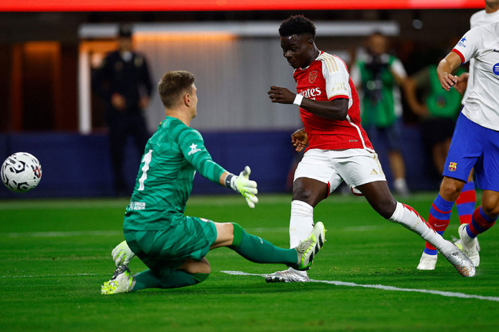 Namun Arsenal dengan cepat merespons. Pemain tim nasional Inggris Bukayo Saka menyamakan kedudukan pada menit ke-13 setelah kesalahan defensif oleh bek tengah Barcelona Andreas Christensen.