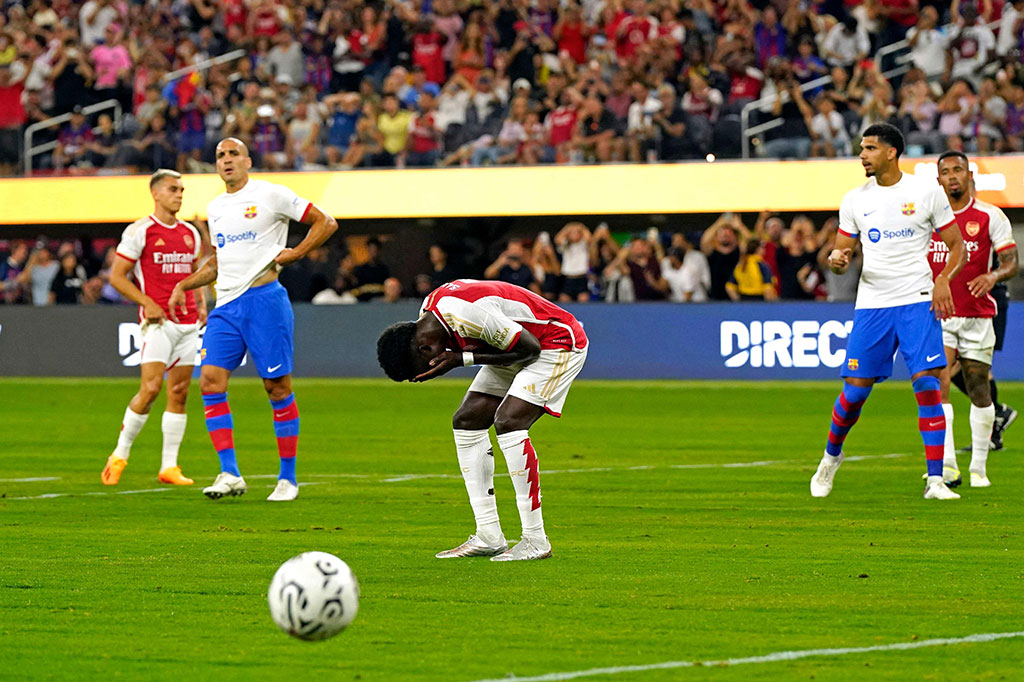 Saka melewatkan kesempatan untuk membawa The Gunners memimpin dari titik penalti pada menit ke-22. Sepakannya masih melebar dari tiang gawang, setelah sebelumnya dia dijatuhkan Ronald Araujo di area penalti.