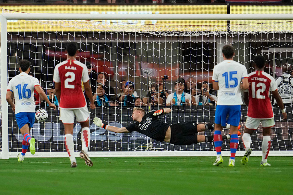 Barca kembali memimpin pada menit ke-33 lewat tendangan bebas jarak jauh Raphinha yang terdefleksi Martin Odegaard dan mengecoh Ramsdale.