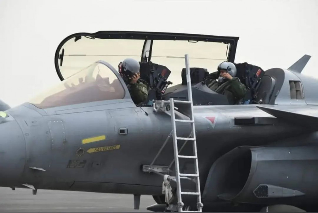 'Kingbee' menceritakan pengalamannya, saat Rafale mampu mengunci (lock) tiga pesawat F-16 dari jarak 80 NM (140 Km) yang sedang take off dari Lanud Iswahjudi, Madiun. Dalam jarak 40 NM (70 Km) Kamera di hidung kiri pesawat sudah bisa menampilkan secara visual ketiga pesawat yang terkunci tersebut dalam screen display di cockpit, kemampuan zoom kamera yang sangat mengesankan ini untuk memastikan sasaran apakan kawan atau lawan. (VID - Visual Identification)
