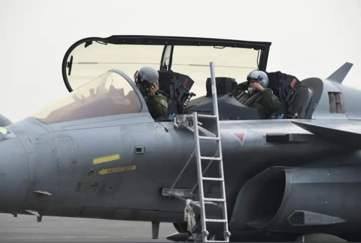 'Kingbee' menceritakan pengalamannya, saat Rafale mampu mengunci (lock) tiga pesawat F-16 dari jarak 80 NM (140 Km) yang sedang take off dari Lanud Iswahjudi, Madiun. Dalam jarak 40 NM (70 Km) Kamera di hidung kiri pesawat sudah bisa menampilkan secara visual ketiga pesawat yang terkunci tersebut dalam screen display di cockpit, kemampuan zoom kamera yang sangat mengesankan ini untuk memastikan sasaran apakan kawan atau lawan. (VID - Visual Identification)