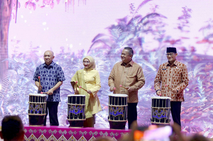 Gubernur Bank Indonesia (BI) Perry Warjiyo (batik kuning), bersama Ketua Dekranas, Ibu Wury Ma'ruf Amin (kebaya kuning), Menkop UMKM Teten Masduki (batik biru) dan Menparekraf Sandiaga Uno (batik coklat), membuka Karya Kreatif Indonesia (KKI) 2023, di JCC, Jakarta, Kamis, 27 Juli 2023.