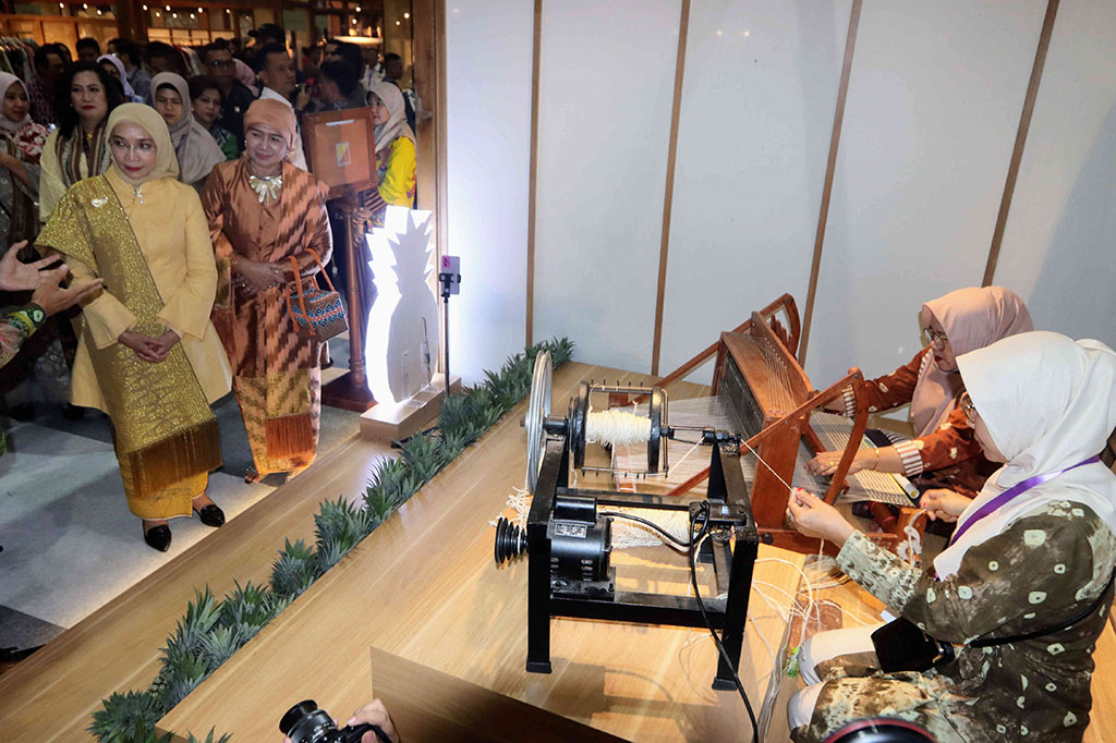 Gubernur BI mengajak masyarakat untuk hadir dan bertransaksi dalam gelaran KKI 2023 guna mendukung kemajuan UMKM Nusantara. Dia juga mengimbau masyarakat yang akan bertransaksi di KKI 2023 untuk tidak menawar harga produk UMKM dengan harga yang lebih rendah.