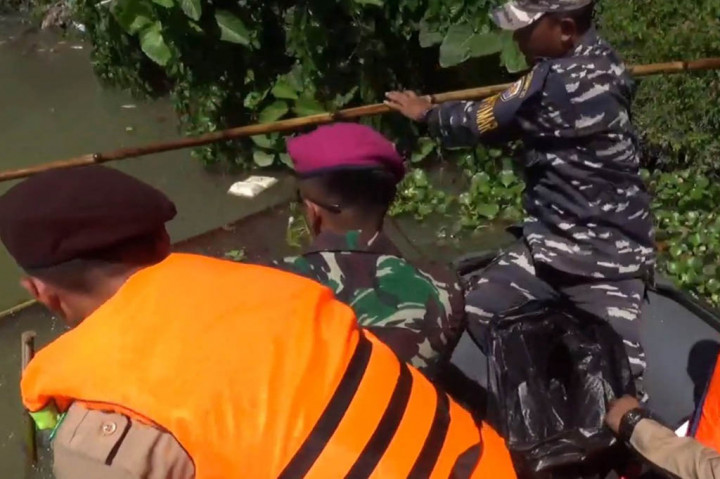 Kegiatan bersih-bersih sungai digelar, tidak hanya dalam rangka hari sungai ke-12, melainkan menang untuk selalu, dan tetap menjaga kebersihan sungai. Lantaran sampah-sampah yang menumpuk, bisa menjadi penyebab terjadinya banjir.