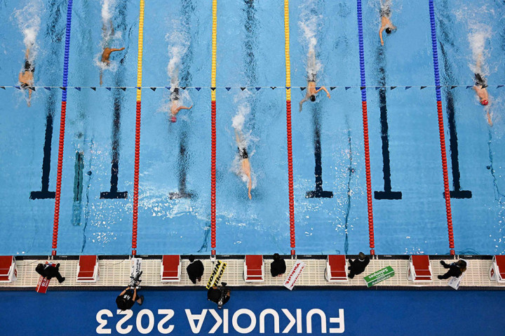 Marchand menang dalam waktu 1 menit, 54,82 detik, mengungguli pasangan Inggris Duncan Scott dengan waktu 1:55,95 dan Tom Dean dengan waktu 1:56,07.