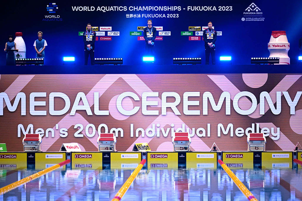 Dia pulang dalam waktu 4 menit, 02,50 detik untuk memecahkan rekor dunia 400 IM milik petenis Amerika Michael Phelps, yang bertahan sejak Olimpiade Beijing 2008.