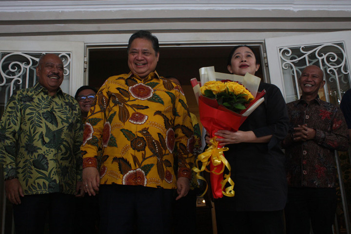 Ketika ditanyakan alasan Partai Golkar memberikan bunga, Airlangga mengatakan bunga sebagai simbol betapa pemilu itu bukan hanya hard politik, tetapi yang penting soft politik.