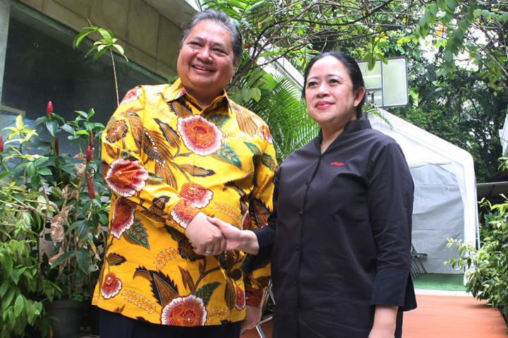 Ketua Umum Partai Golkar Airlangga Hartarto memberikan buket bunga kepada Ketua DPP PDI Perjuangan Puan Maharani yang disebut 'bunga politik'.