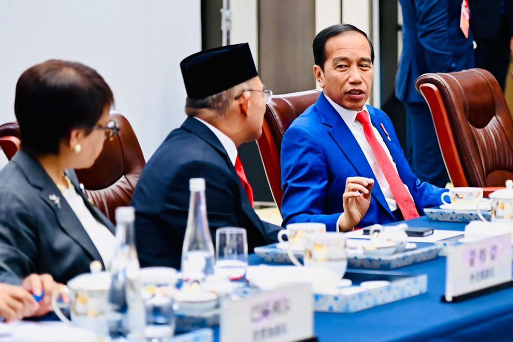 “Saya sangat mengapresiasi dukungan Tiongkok untuk keketuaan Indonesia di ASEAN dan sentralitas ASEAN dalam arsitektur regional yang inklusif untuk menjaga kawasan Indo-Pasifik agar tetap damai, stabil, dan sejahtera,” ucap Presiden dalam pengantarnya.