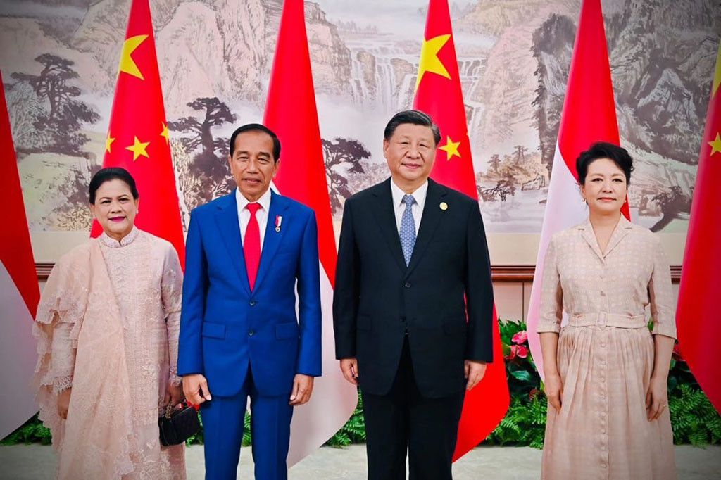 Sebelumnya, Presiden dan Ibu Iriana tiba di Hotel Jiniu sekitar pukul 16.20 waktu setempat. Setibanya di sana, Presiden dan Ibu Iriana kemudian disambut langsung oleh Presiden Xi Jinping dan Madam Peng yang kemudian dilanjutkan melaksanakan foto bersama dengan latar bendera dari masing-masing negara.