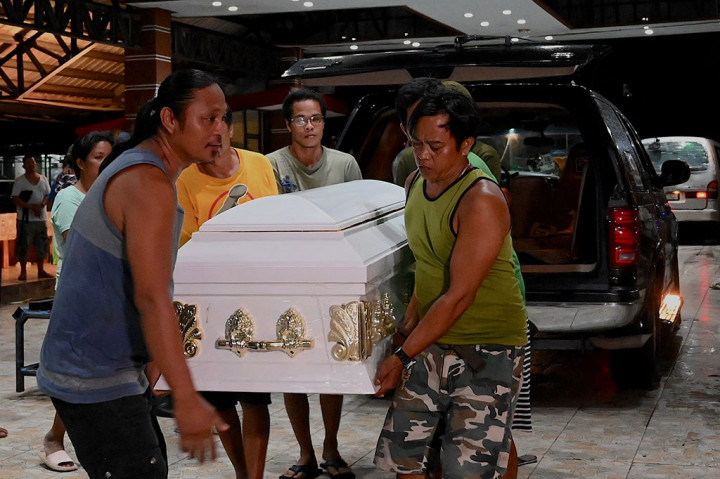 Cirados menambahkan, beberapa jam setelah kecelakaan itu, tim penyelamat masih menyisir danau untuk mencari enam orang yang masih hilang. 