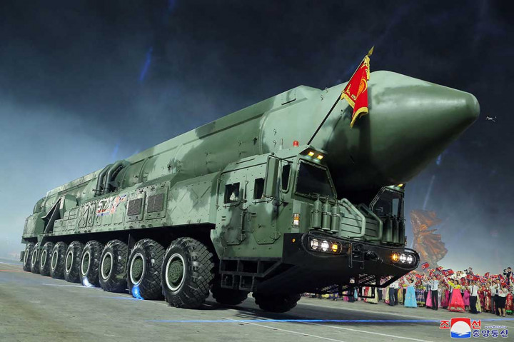  Korea Utara memamerkan rudal antarbenua atau Intercontinental Ballistic Missile (ICBM) Hwasong-17 dan ICBM berbahan bakar padat Hwasong-18, dalam parade militer di Pyongyang, Kamis, 27 Juli 2023 malam waktu setempat.