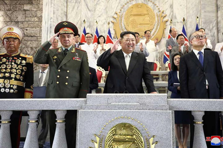 Pemimpin Korea Utara Kim Jong-un menghadiri parade yang digelar untuk merayakan 70 tahun gencatan senjata yang mengakhiri Perang Korea 1950-1953. Perang Korea diakhiri dengan Kesepakatan Gencatan Senjata pada 27 Juli, 1953.