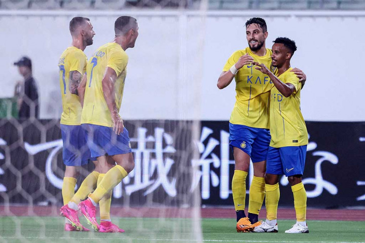 Bek asal Brasil Alex Telles menciptakan peluang bersih pertama di menit ke-20, tetapi sundulan rekan senegaranya Talisca diselamatkan oleh kiper Inter Filip Stankovic.
