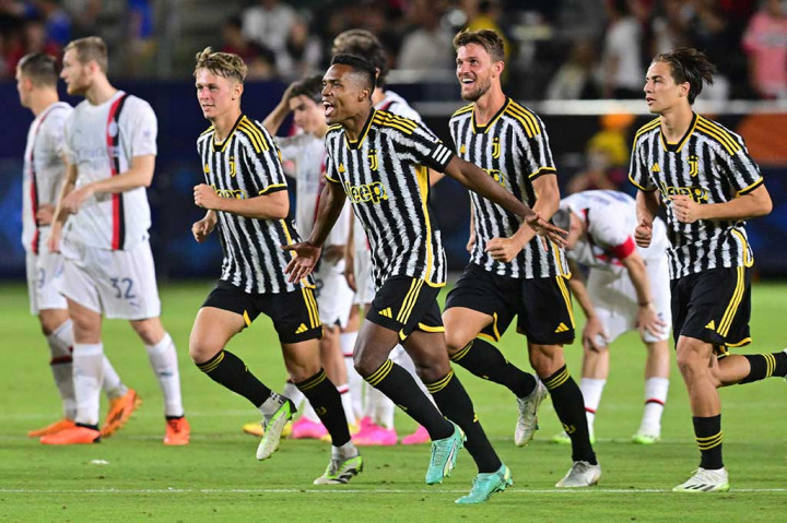 Juventus berhasil mengalahkan AC Milan 4-3 melalui adu penalti setelah pertandingan persahabatan pramusim mereka di Carson, California, berakhir imbang 2-2 pada Kamis, 27 Juli 2023 waktu setempat.