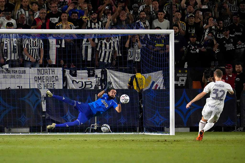 Pertandingan, bagian dari 'Soccer Champions Tour' musim panas, ditentukan oleh adu penalti di mana kiper cadangan Juve Carlo Pinsoglio menggagalkan tiga tendangan penalti untuk memastikan kemenangan bagi tim asuhan Massimiliano Allegri.