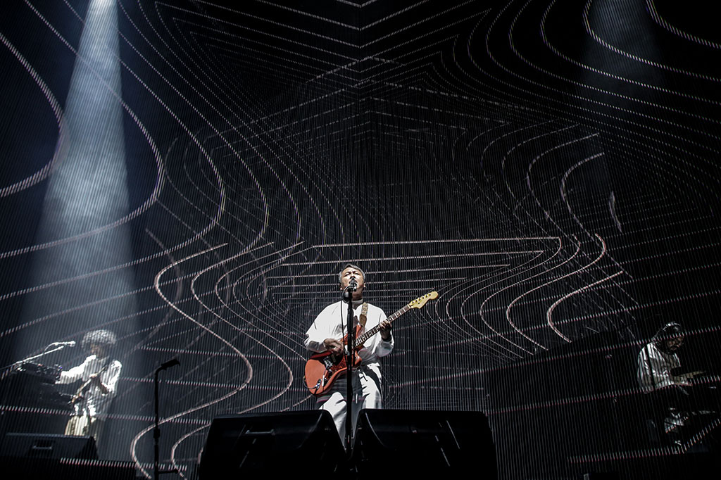 Adrian tampil sebagai vokalis membawakan nomor-nomor dari album ketiga ERK, Sinestesia, dan juga track klasik ERK seperti Cinta Melulu dan Di Udara. Sayangnya, Adrian tampil tanpa banyak bicara selain menyapa penonton yang disebut vokalis Cholil Mahmud berjumlah 3.000 orang. 