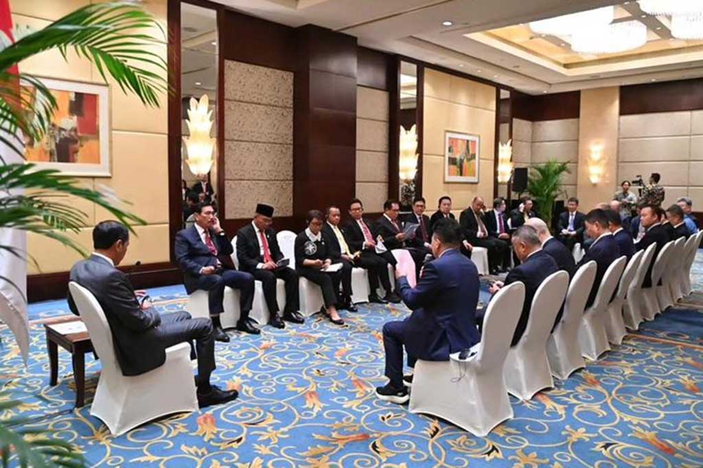 Menlu menyampaikan prioritas investasi ke depan antara lain adalah di industri hilirisasi energi baru terbarukan, kesehatan, riset untuk ketahanan pangan dan juga pembangunan IKN. 