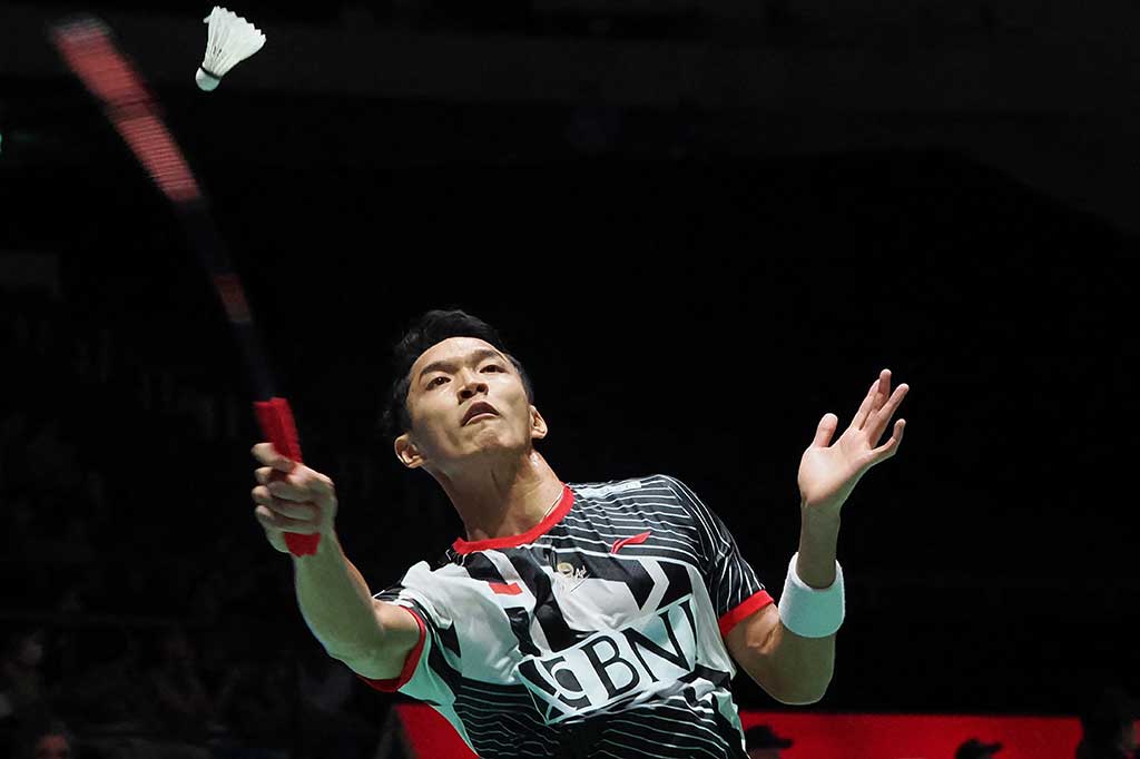 Tunggal putra Indonesia Jonatan Christie berusaha mengembalikan kok ke arah lawannya Kunvalut Vitidsam (Thailand) di laga perempat final Japan Open, Jumat, 28 Juli 2023. 