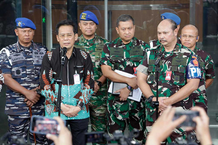 Wakil Ketua KPK Johannis Tanak (kiri) didampingi Danpuspom TNI Marsda Agung Handoko menyampaikan keterangan pers usai melakukan pertemuan dengan pimpinan KPK, di Gedung Merah Putih, Rasuna Said, Jakarta, Jumat, 28 Juli 2023. KPK melalui Johannis Tanak meminta maaf atas keteledoran dan kekhilafan penyidik KPK terkait proses hukum dugaan korupsi Kabasarnas Marsdya Henri Alfian (HA) dan Korsmin Kabasarnas Letkol Afri Budi Cahyanto.