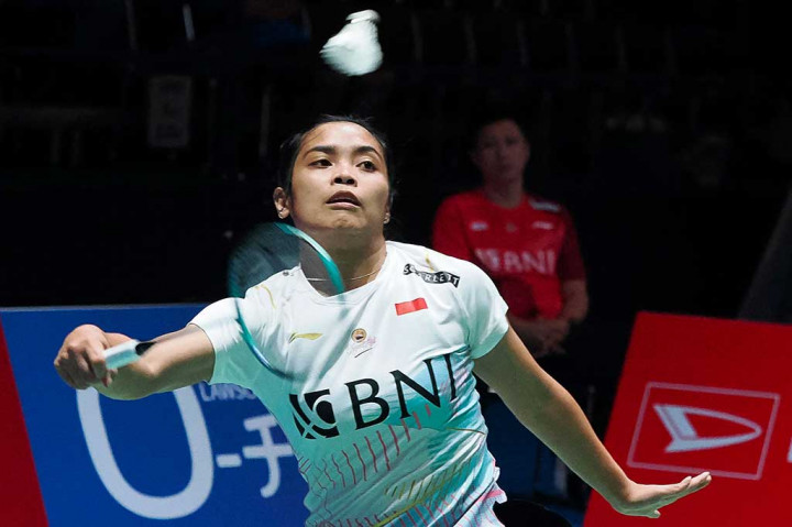 Pebulutangkis tunggal putri Indonesia Gregoria Mariska Tunjung berusaha mengembalikan kok ke arah lawannya Akane Yamaguchi di babak perempat final Japan Open, Jumat, 28 Juli 2023. Gregoria berhasil melaju ke semifinal usai menundukkan peringkat satu dunia tersebut.