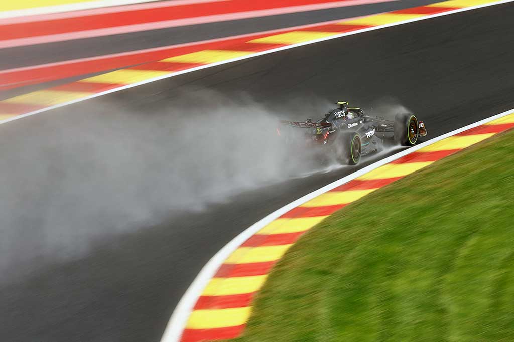 Pembalap Mercedes Lewis Hamilton akan memulai sesi balapan di posisi keempat dengan Carlos Sainz (Scuderia Ferrari) dan Oscar Piatri (MacLaren) mengisi posisi lima dan enam.