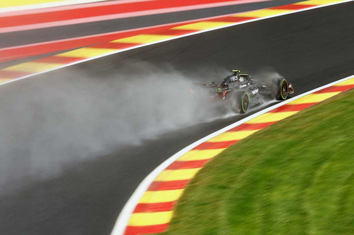 Pembalap Mercedes Lewis Hamilton akan memulai sesi balapan di posisi keempat dengan Carlos Sainz (Scuderia Ferrari) dan Oscar Piatri (MacLaren) mengisi posisi lima dan enam.