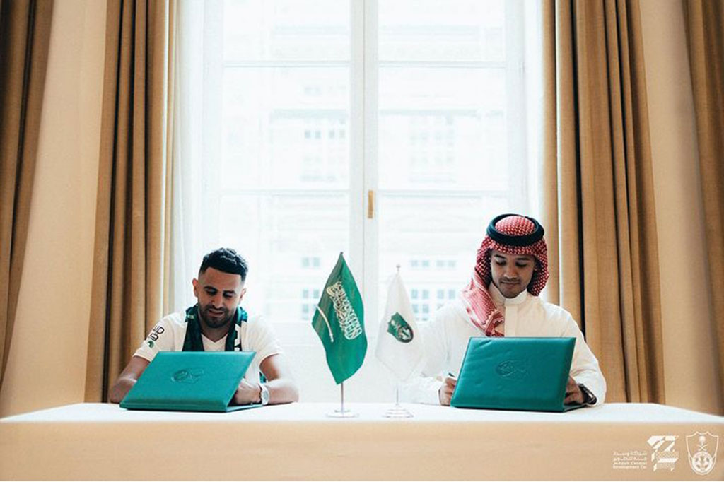 Penyerang sayap Aljazair Riyad Mahrez menjadi pemain bintang terbaru yang pindah ke Arab Saudi setelah dia menandatangani kontrak dengan Al Ahli dari Manchester City pada Jumat, 28 Juli 2023. Sang pemain akan merumput di Al Ahli hingga 2027.