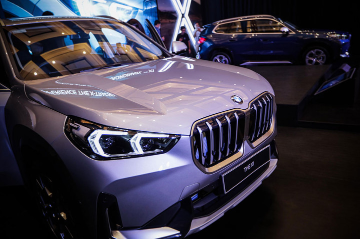 All new X1 tersedia dalam dua warna yakni silver dan biru tua, dengan harga Rp877 juta off the road.