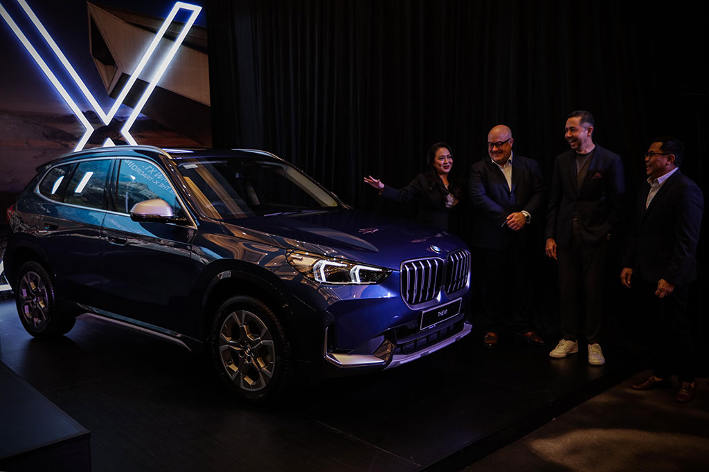 Director of Communications, BMW Group Indonesia Jodie O'tania, Head of Government Affairs & Communications BMW Group Region Asia-Pacific, Middle East, Eastern Europe, and Africa, Manuel Sattig, President Director Ramesh Divyanathan dan Vice President Sales and Network Development, Bayu Riyanto, saat peluncuran generasi ketiga dari entry level Sport Activity Vehicle (SAV) BMW The X1 di Jakarta, Jumat, 28 Juli 2023.