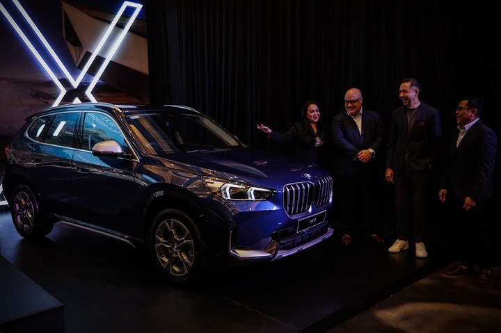 Director of Communications, BMW Group Indonesia Jodie O'tania, Head of Government Affairs & Communications BMW Group Region Asia-Pacific, Middle East, Eastern Europe, and Africa, Manuel Sattig, President Director Ramesh Divyanathan dan Vice President Sales and Network Development, Bayu Riyanto, saat peluncuran generasi ketiga dari entry level Sport Activity Vehicle (SAV) BMW The X1 di Jakarta, Jumat, 28 Juli 2023.