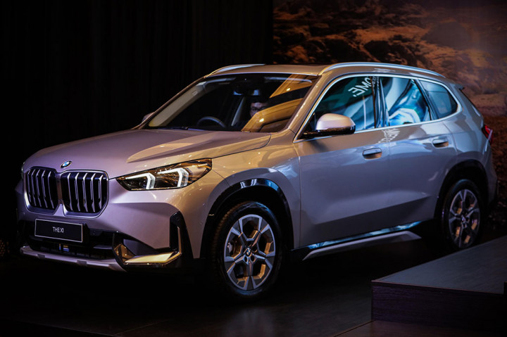 Dibekali dengan mesin tiga silinder, all new X1 memiliki tenaga 156 hp, dan torsi 230 Nm. Salah satu mobil entry level BMW ini mampu berakselerasi 0-100 km/jam hanya dalam waktu 9 detik.