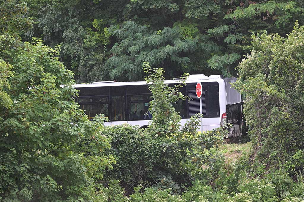 Tiga puluh tiga penumpang lagi terluka dalam insiden di luar kota Mezieres-sur-Seine di barat laut Paris tersebut. Semua dirawat di rumah sakit dengan lima menerima perawatan darurat.