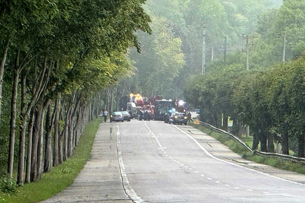 SNCF membenarkan bahwa kecelakaan tersebut melibatkan sebuah bus yang bertindak sebagai pengganti sementara untuk layanan kereta api antara Epone dan Mantes-la-Jolie yang tidak beroperasi karena pekerjaan teknik.