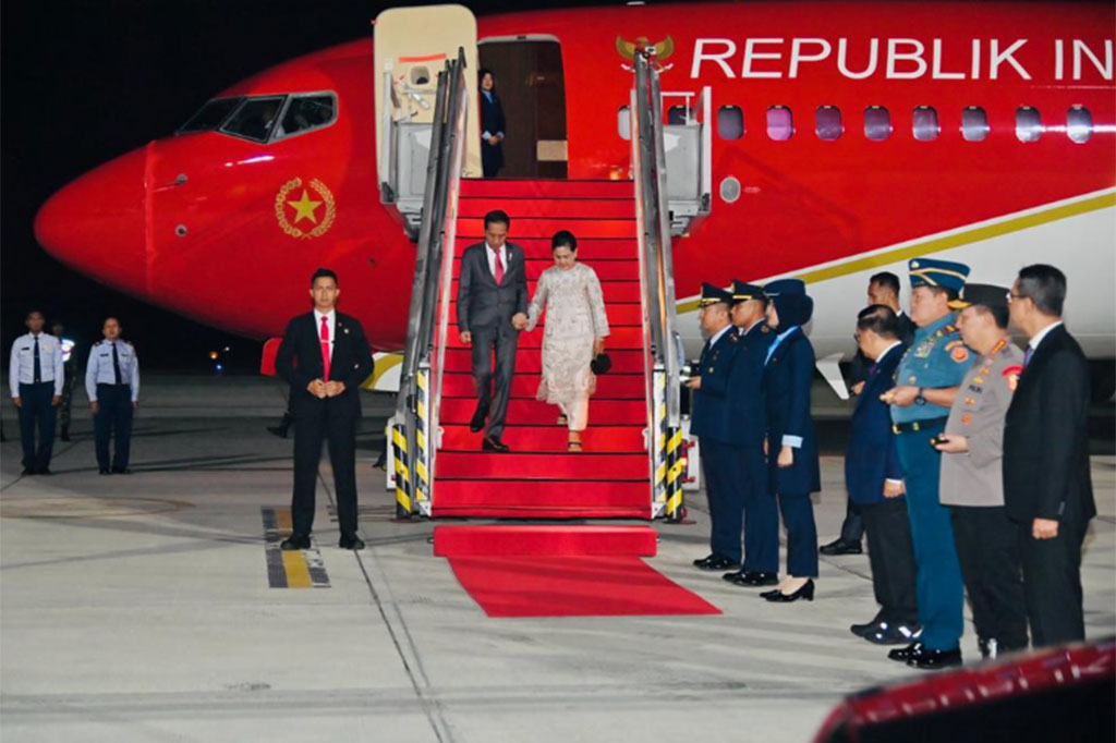 Presiden Joko Widodo dan Ibu Negara Iriana tiba di Pangkalan TNI Angkatan Udara (Lanud) Halim Perdanakusuma, Jakarta, Sabtu, 29 Juli 2023 pukul 03.55 WIB, dengan menggunakan Pesawat Kepresidenan Indonesia-1, setelah lawatan dua hari ke Tiongkok.