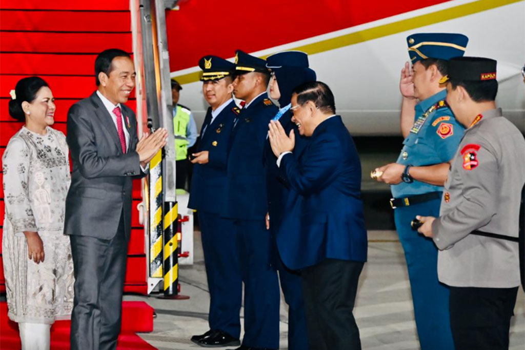 Jokowi dan Iriana disambut oleh Sekretaris Kabinet Pramono Anjung, Panglima TNI Laksamana Yudo Margono, Kapolri Jendral Listyo Sigit Prabowo, dan Penjabat Gubernur DKI Heru Budi Hartono.
