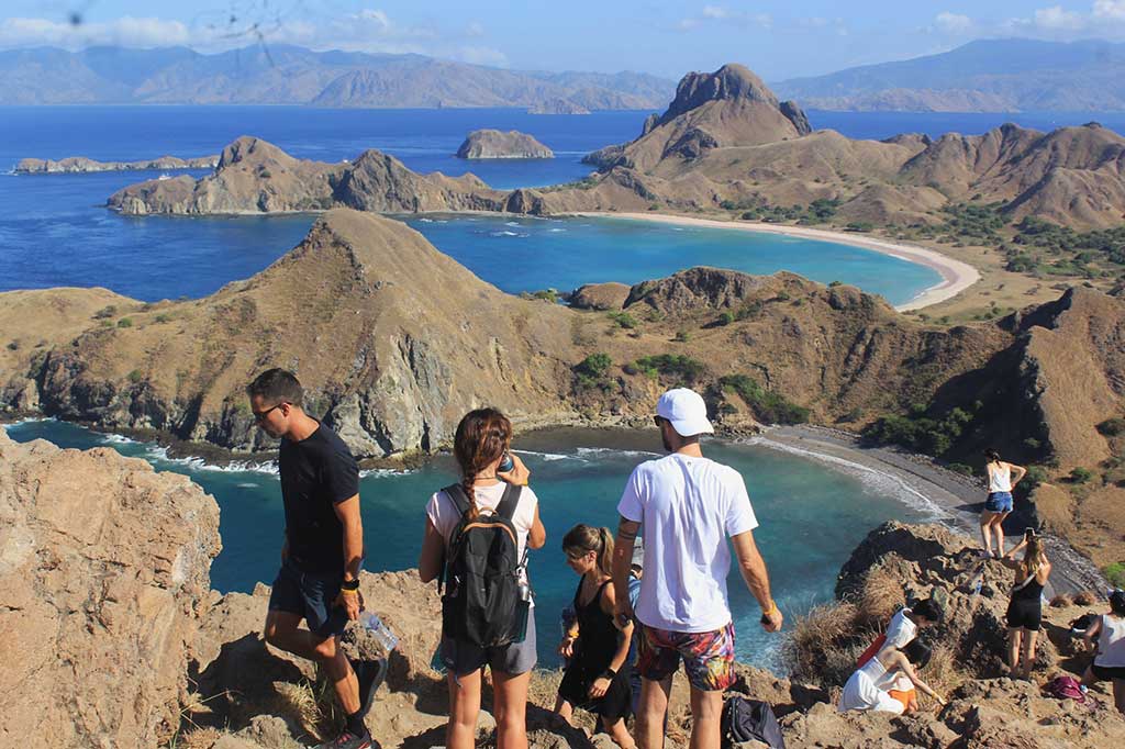 Kunjungan wisatawan ke TNK Komodo membeludak pasca pemerintah mencabut tarif masuk sebelumnya Rp3,75 juta per orang per tahun. Sekarang tarif masuk turun menjadi Rp150.000-Rp225.000 untuk wisatawan asing sekali masuk dan Rp5.000-Rp7.500 bagi wisatawan nusantara sekali masuk. 