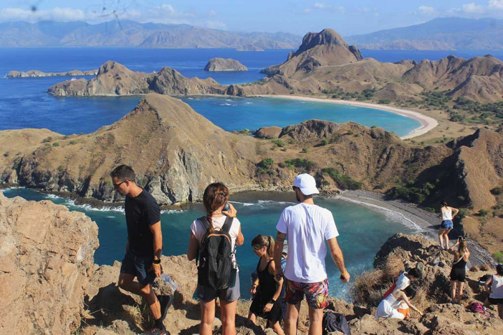 Kunjungan wisatawan ke TNK Komodo membeludak pasca pemerintah mencabut tarif masuk sebelumnya Rp3,75 juta per orang per tahun. Sekarang tarif masuk turun menjadi Rp150.000-Rp225.000 untuk wisatawan asing sekali masuk dan Rp5.000-Rp7.500 bagi wisatawan nusantara sekali masuk. 