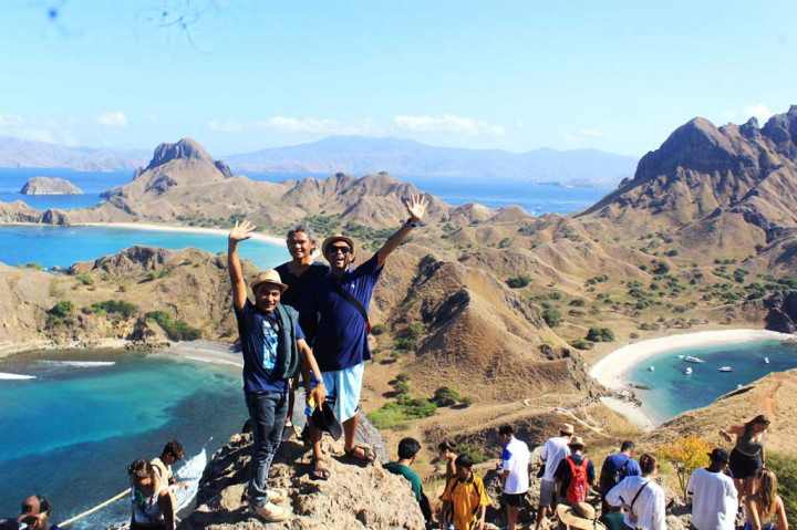 Wisatawan asing dan domestik berbaur menikmati panorama alam dari puncak Pulau Padar di Taman Nasional Komodo (TNK), Kabupaten Manggarai Barat, Nusa Tenggara Timur (NTT), Jumat, 28 Juli 2023. 