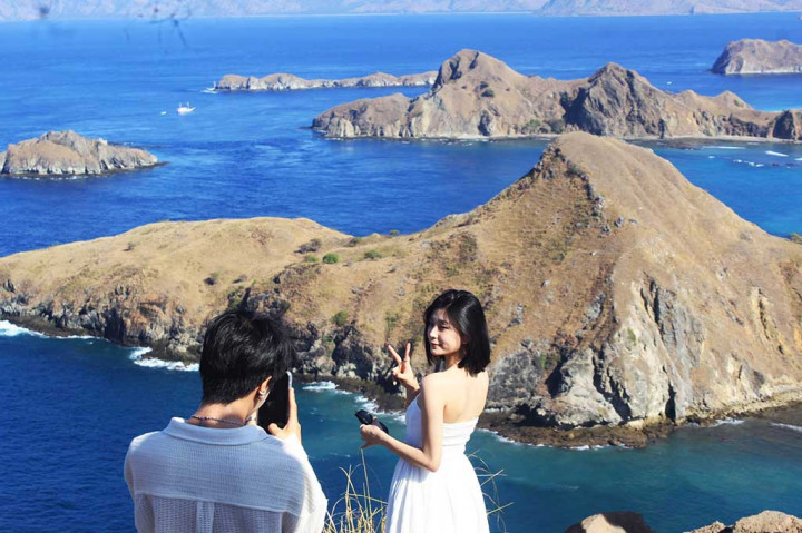 Dalam kondisi normal, di Pantai Pink, per hari biasanya datang 350 orang yang diangkut 10-20 kapal wisata. 