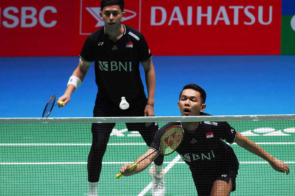 Ganda putra Indonesia Fajar Alfian/Muhammad Rian Ardianto berusaha mengembalikan kok ke arah lawannya pasangan Taiwan Lee Yang/Wang Chi Lin di babak semifinal Japan Open, Sabtu, 29 Juli 2023.
